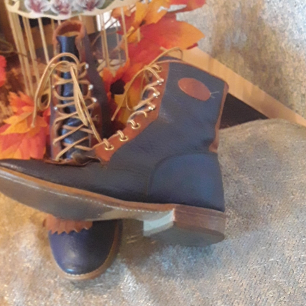 BOOTS - Picture 2 of 6